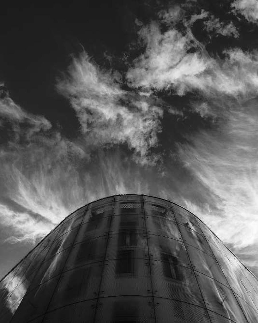 Immeuble de bureaux en contre-plongée