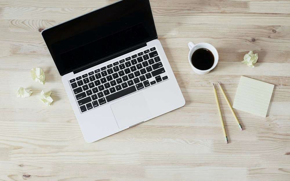Bureau de travail avec ordinateur portable et carnet
