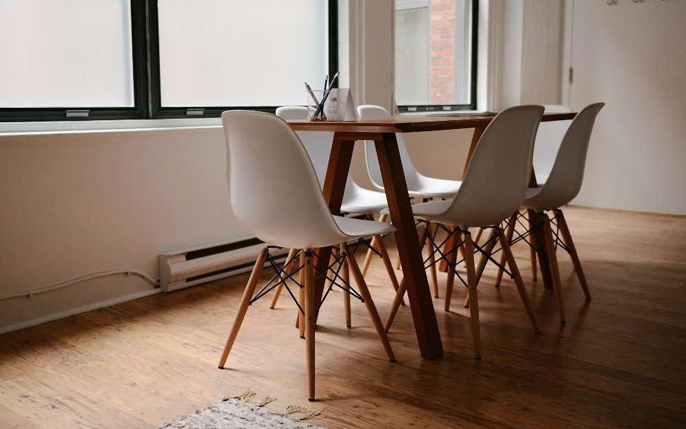 Espace de réunion chaleureux avec table en bois