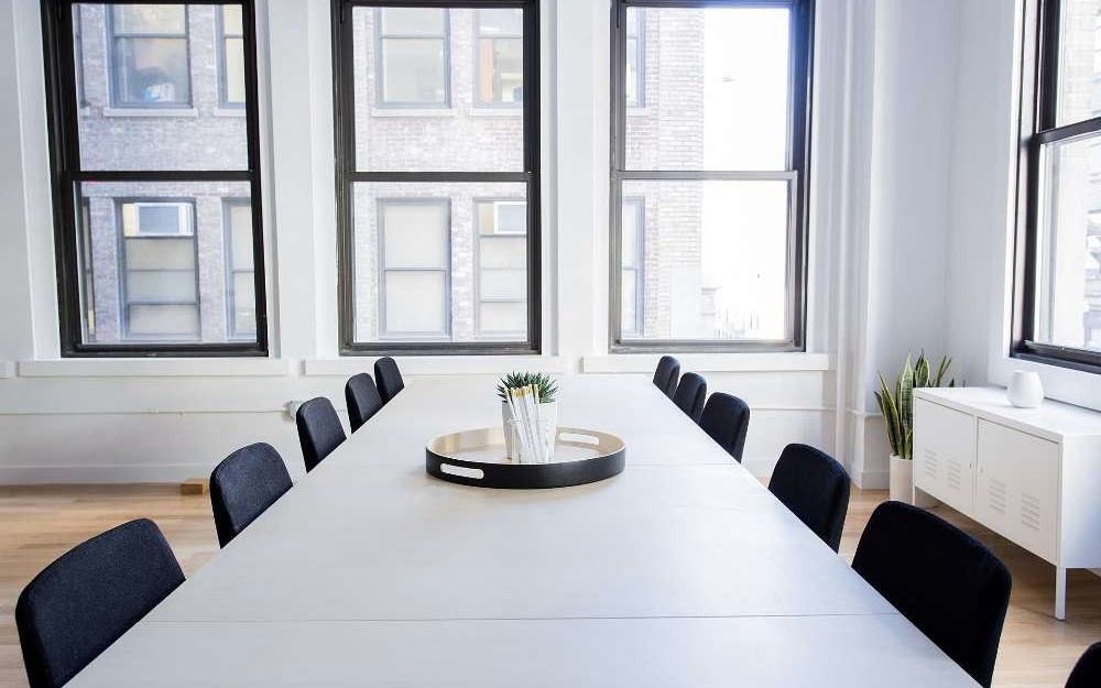Salle de réunion claire équipée d'une grande table